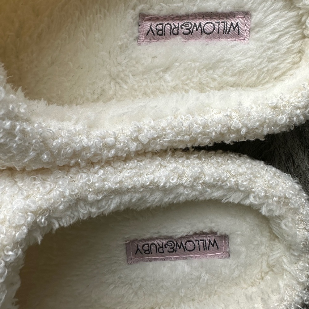 White Chili Pepper Slippers - Picture 3 of 9